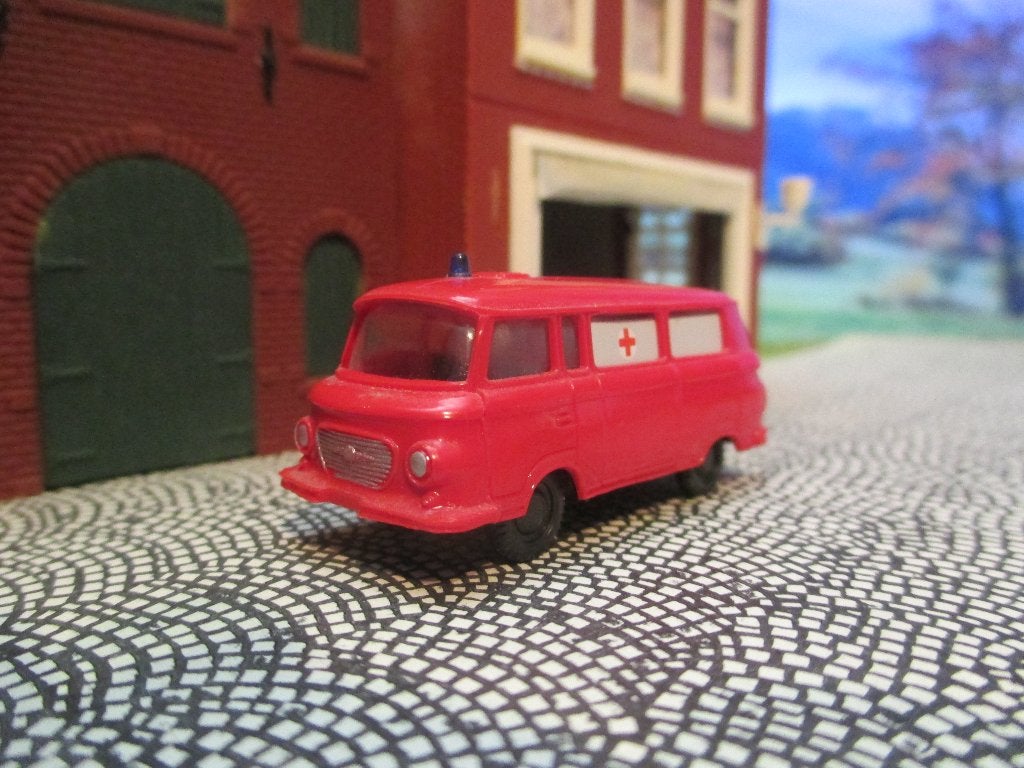 1961 Barkas B 1000 - VEB Espewe DDR RODE KRUIS AMBULANCE, Hobby en Vrije tijd, Modelauto's | 1:87, Ophalen of Verzenden, Gebruikt