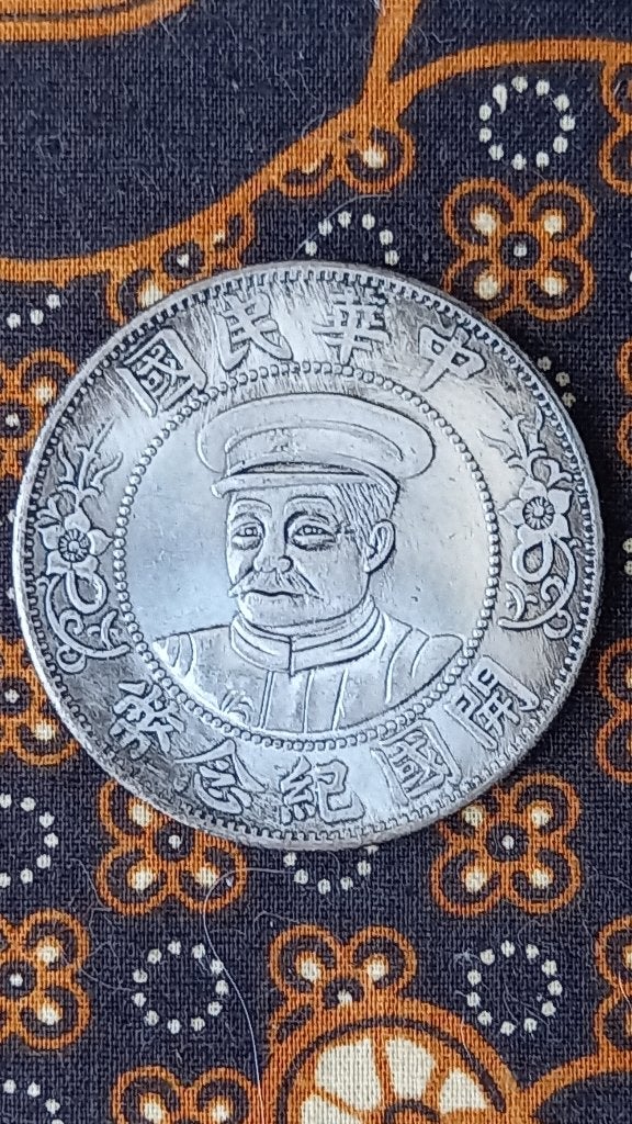 Mooie oude Chinese One Dollar munt met portret 4,4 cm., Antiek en Kunst, Zilver, China, Ophalen of Verzenden, Brons