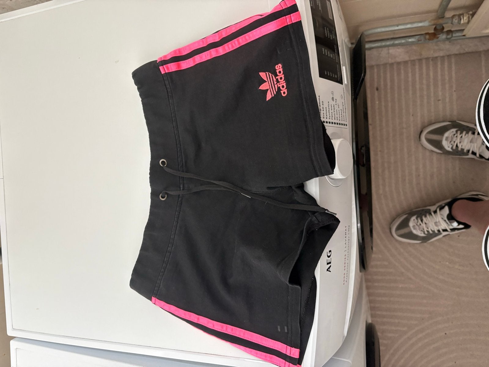 Adidas korte broek zwart met roze strepen, Kleding | Dames, Broeken en Pantalons, Kort, Zwart, Maat 42/44 (L), Ophalen of Verzenden