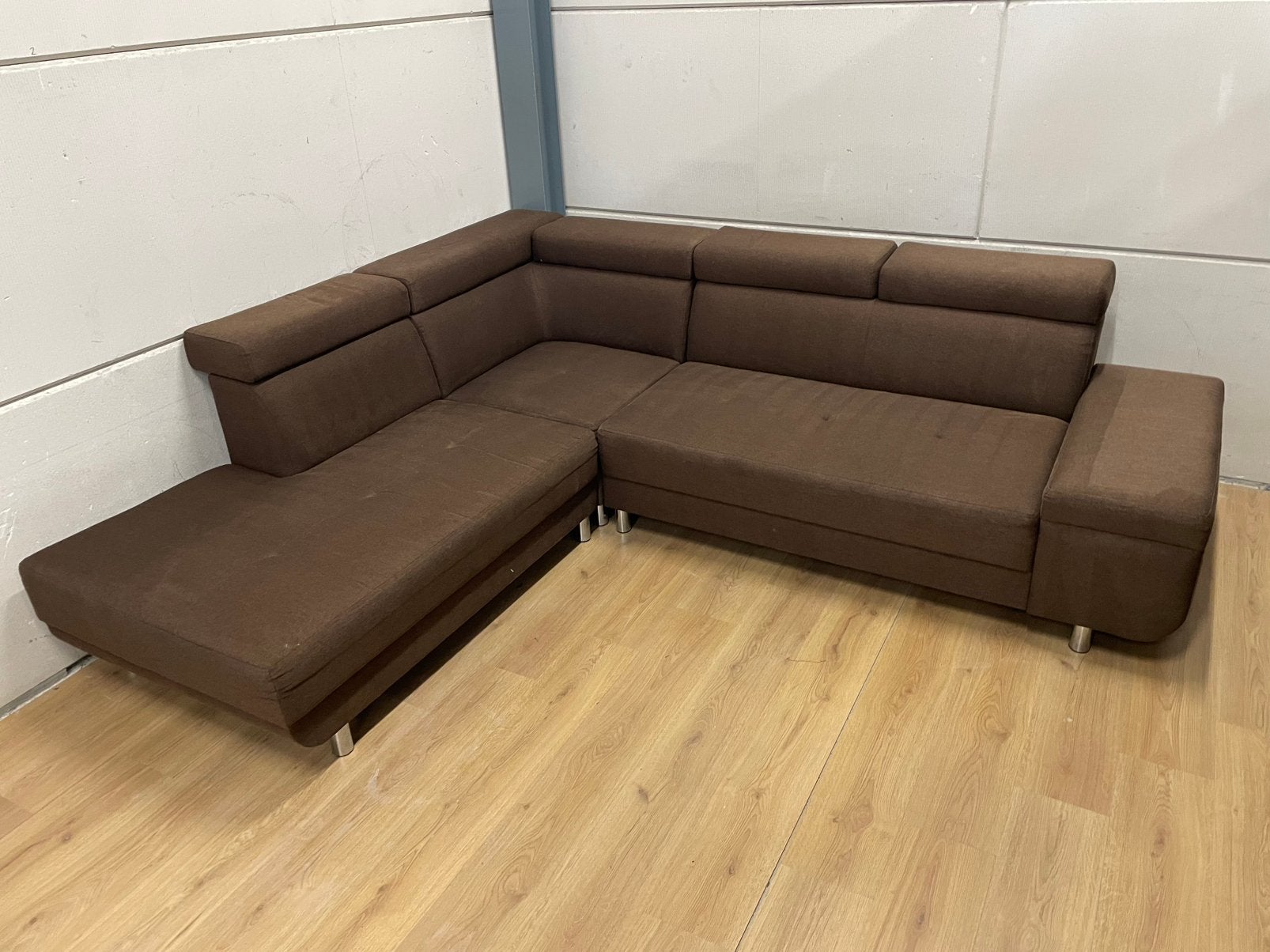 Mooie luxe bruine hoekbank met hoofdsteunen - GEREINIGD!!!