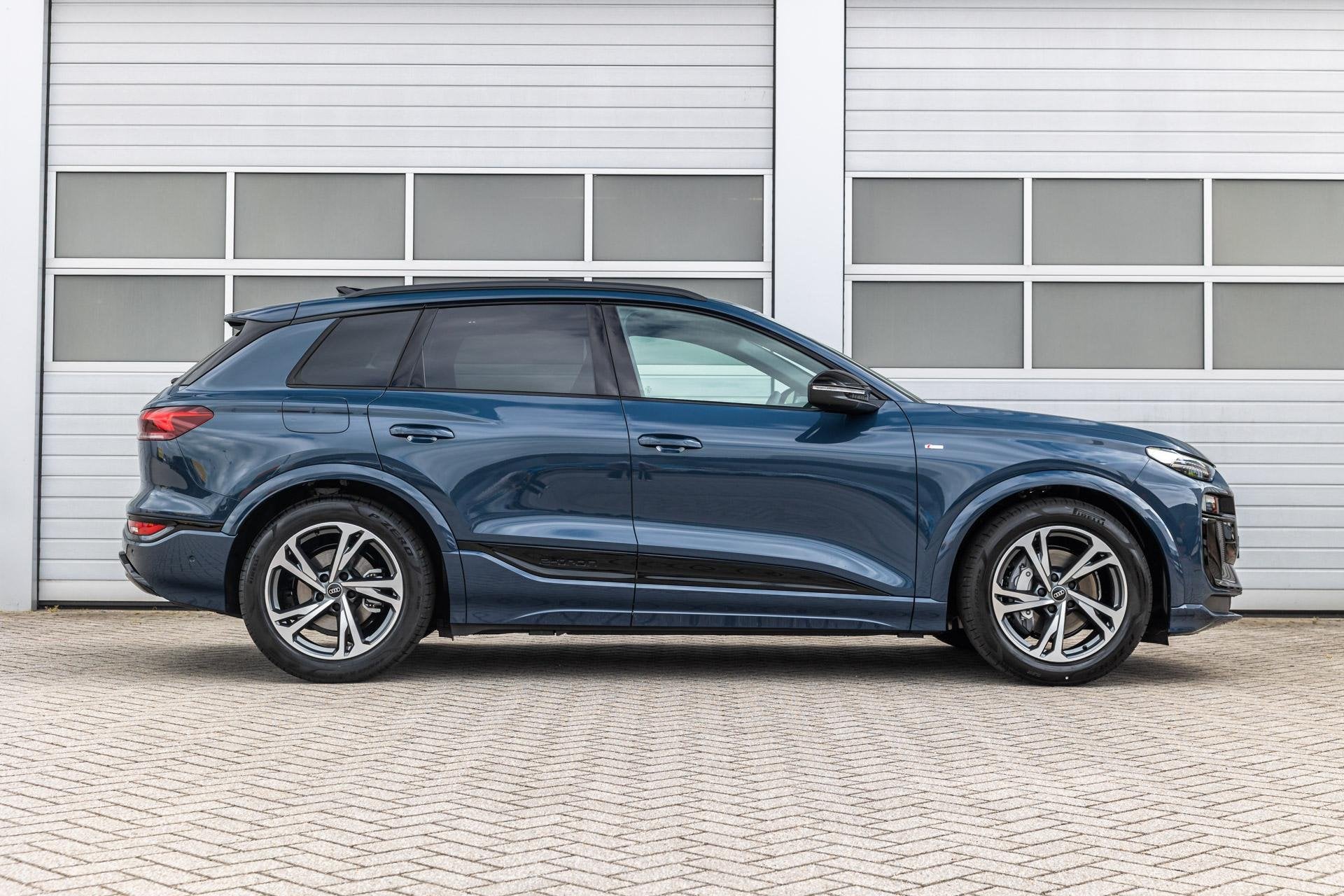 Audi Q6 e-tron 306pk S Edition Performance 100 kWh | Trekhaa, Automaat, 12 maanden, Blauw, Leder en Stof