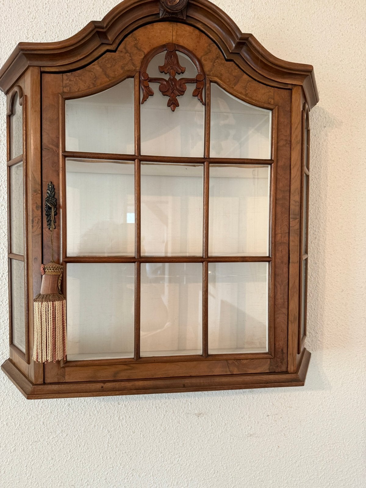 Prachtige vintage wandvitrinekast / notenhouten wandkastje, Antiek en Kunst, Ophalen