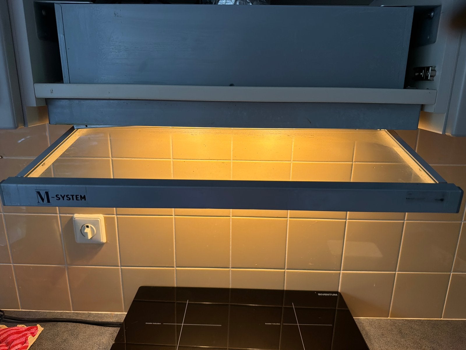 M-System Vlakschermkap Afzuigkap, Ophalen, Gebruikt, Minder dan 200 m³ per uur, Inbouw