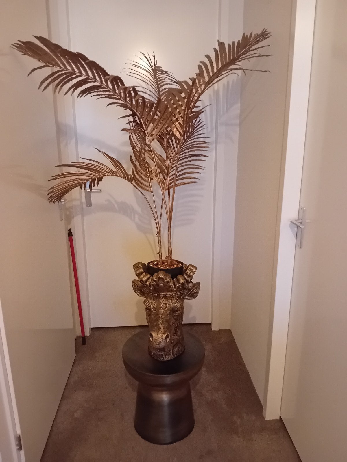 Palm,pot giraffe kop en tafeltje,koper kleur, Ophalen, Zo goed als nieuw, Kunstplant