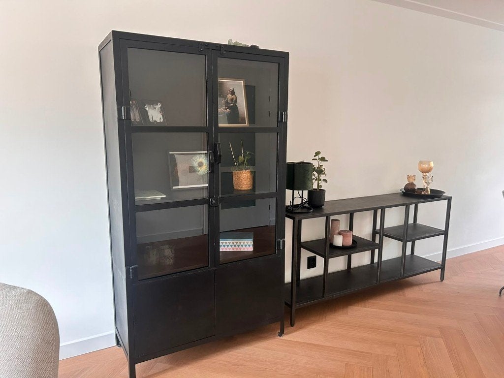 Zwart metalen kast met glas + Dressoir, Huis en Inrichting, Ophalen, Met plank(en), 50 tot 100 cm, Zo goed als nieuw