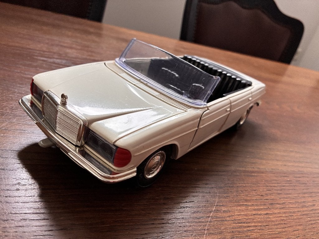 Mercedes W123 schaal 1:18, Hobby en Vrije tijd, Modelauto's | 1:18, Ophalen of Verzenden, Gebruikt, Auto, Overige merken