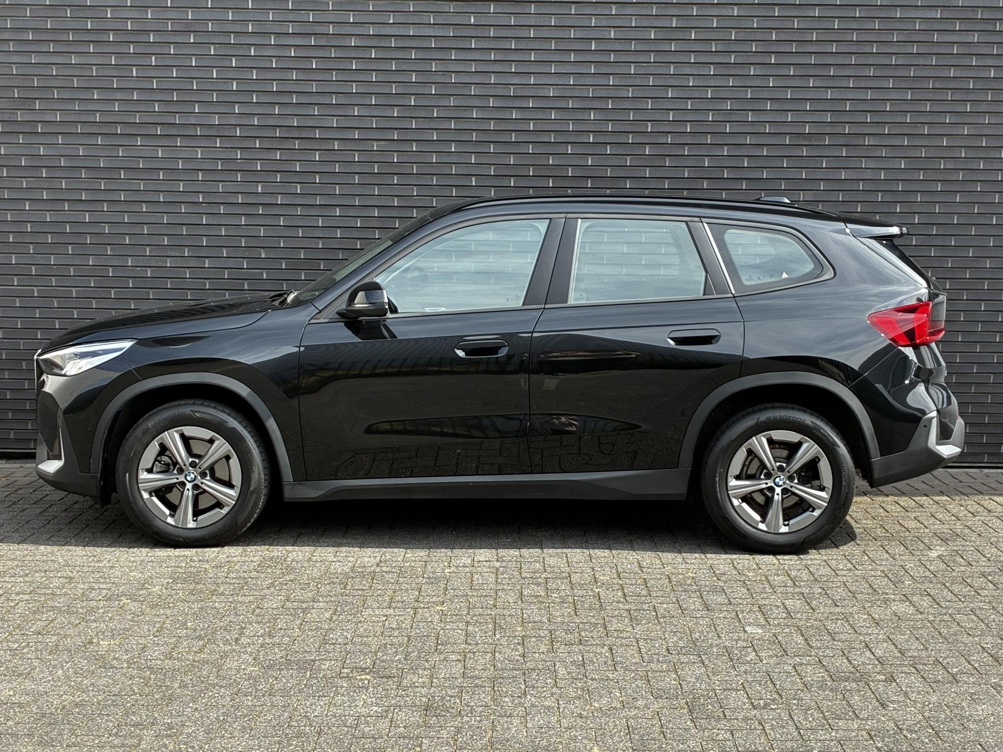 BMW X1 sDrive20i Automaat / Live Cockpit Plus / Navigatiesys, Auto's, Dealer onderhouden, Euro 6, Zwart, Origineel Nederlands