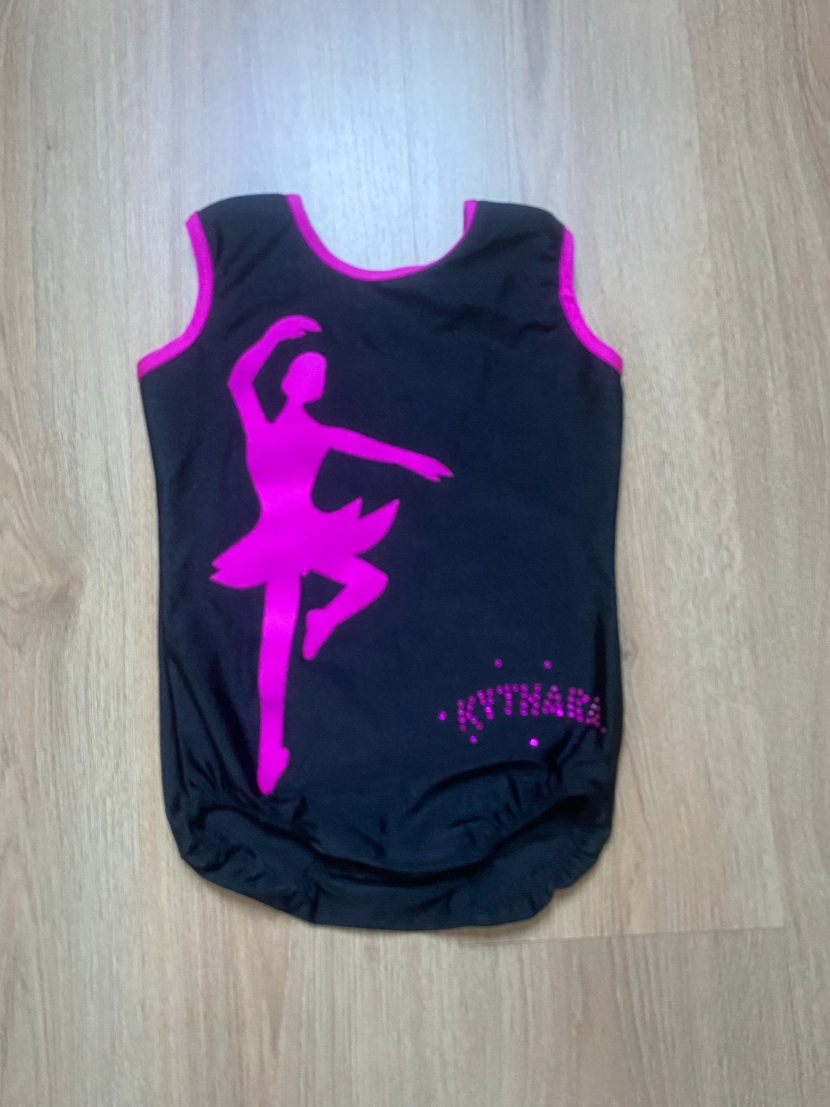 Zwart turnpakje met roze ballerina opdruk zo goed als nieuw, Ophalen of Verzenden, Zo goed als nieuw, Kleding