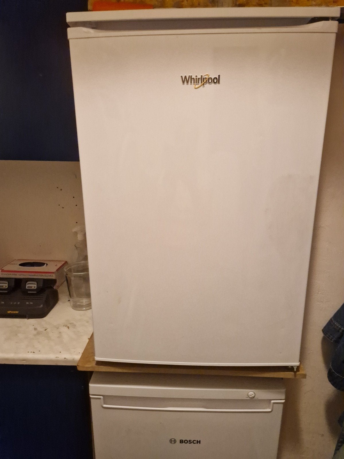 Tafelmodel koelkast Whirlpool, 1 jaar oud, Zonder vriesvak, 100 tot 150 liter, Zo goed als nieuw, 45 tot 60 cm