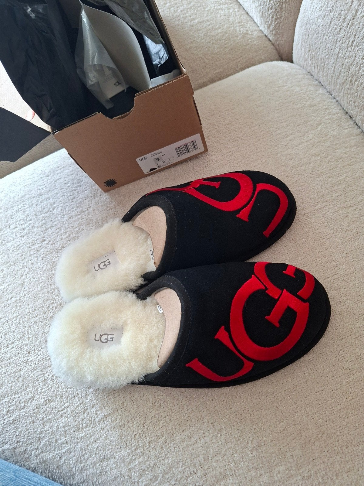 Ugg Scuff Logo Pantoffels Zwart/Rood Maat 42, Ophalen of Verzenden, Nieuw, Zwart, Pantoffels of Sloffen