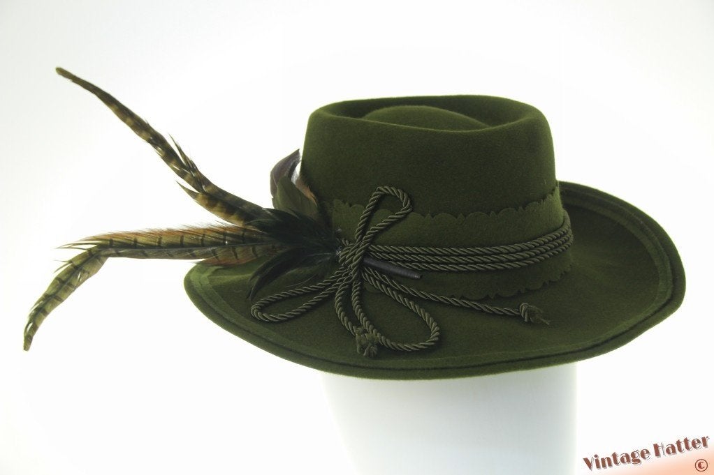 Vintage Dameshoed Mayser Modell groen vilt lange veren 55 =S, 55 cm (S, 6⅞ inch) of minder, Hoed, Ophalen of Verzenden, Zo goed als nieuw