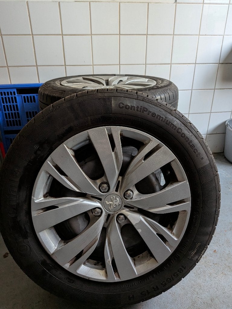 4x Zomerbanden op stalen velg met wieldoppen Peugeot 208, Ophalen, Gebruikt, 15 inch, Banden en Velgen