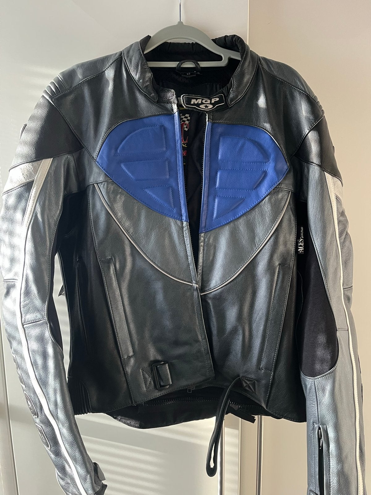 MQP Motorjas Leer Zwart/Blauw Maat 54 nieuw, Ophalen, Nieuw zonder kaartje, Heren, Jas | leer