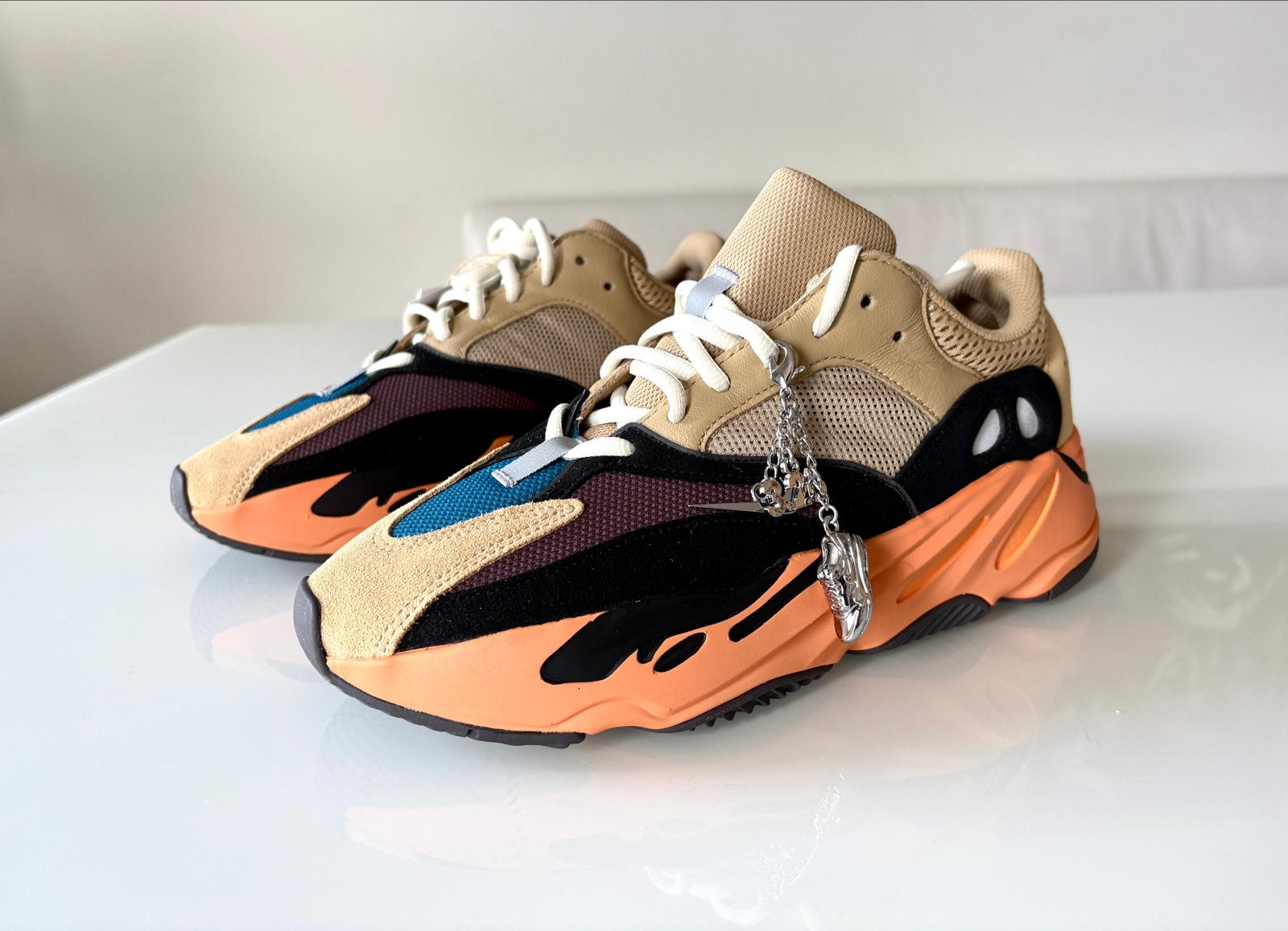 Adidas Yeezy Boost 700 Enflame Amber | 42 2/3, Ophalen, Nieuw, Bruin, Sneakers of Gympen