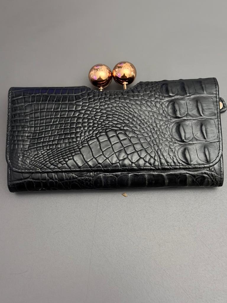 Zwarte portemonnee met krokodillenprint en knipsluiting, Sieraden, Tassen en Uiterlijk, Portemonnees, Overige merken, Zwart, Ophalen of Verzenden