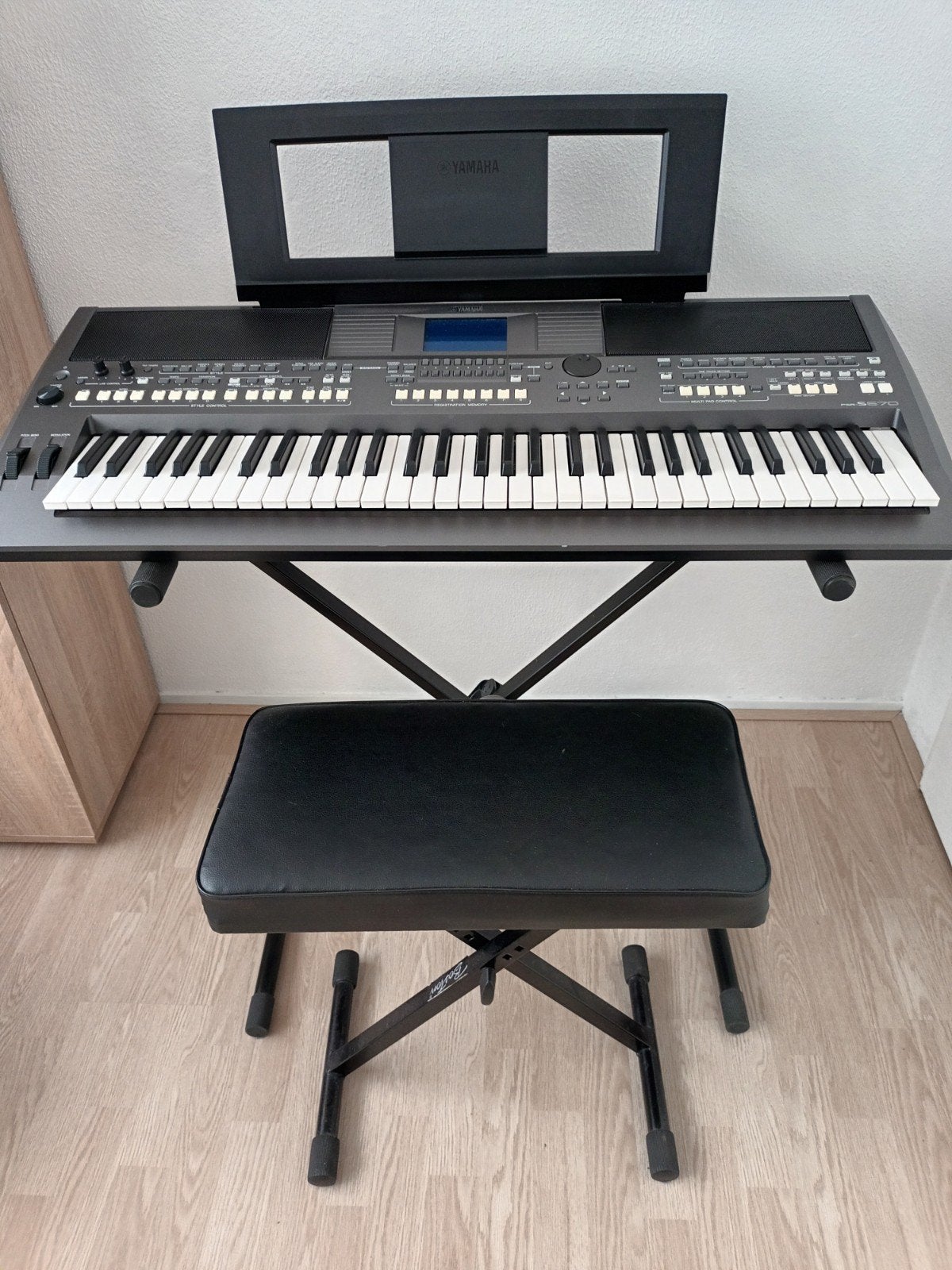 Yamaha PSR-S670 keyboard met standaard, kruk en hoes, Ophalen, 61 toetsen, Yamaha, Zo goed als nieuw