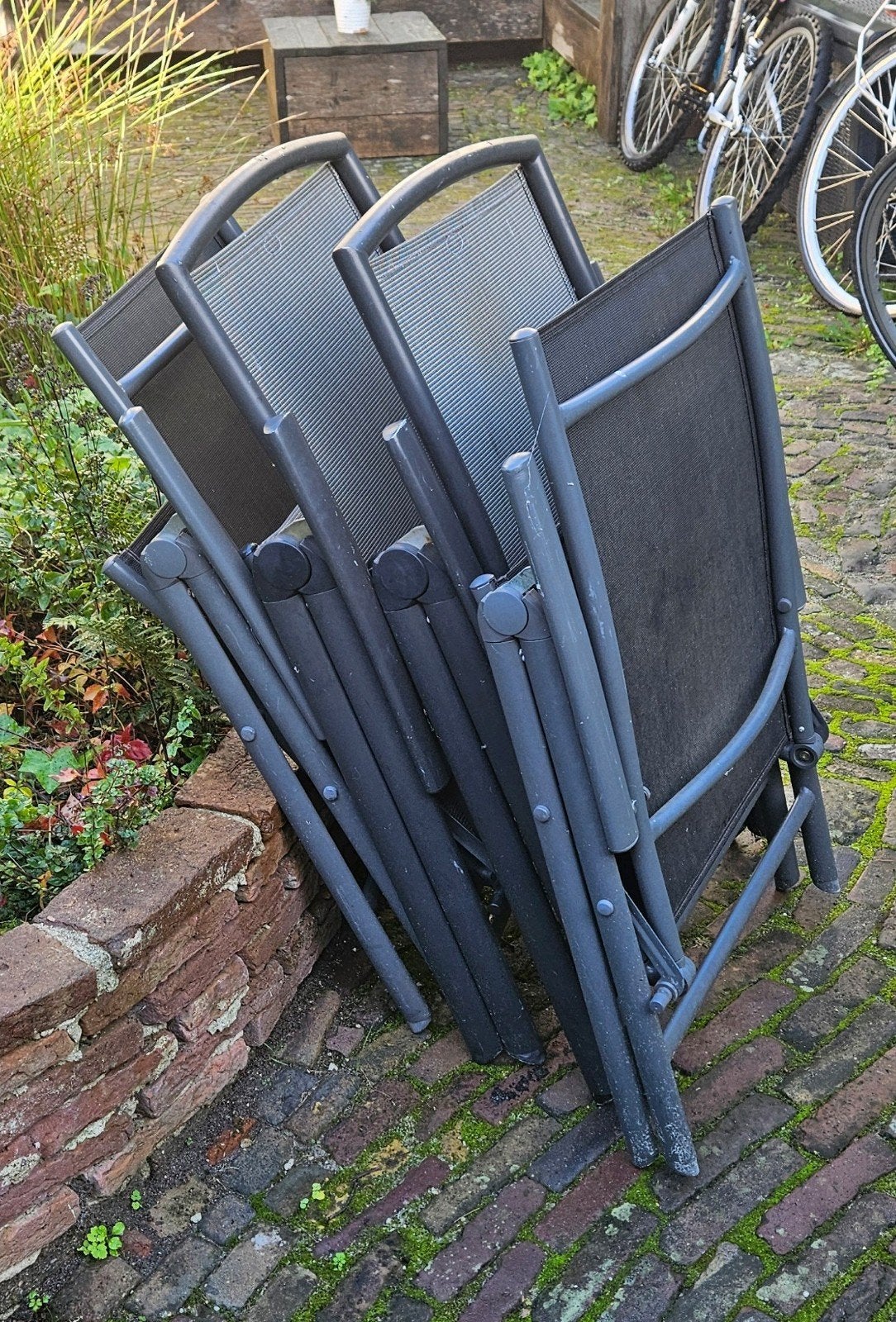 Gratis: 4 tuinstoelen (2 verschillende sets), Tuin en Terras, Ophalen, Gebruikt, Metaal, Inklapbaar