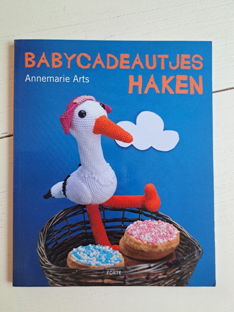 Babycadeautjes haken - Annemarie Arts, Ophalen of Verzenden, Zo goed als nieuw, Haken, Patroon of Boek