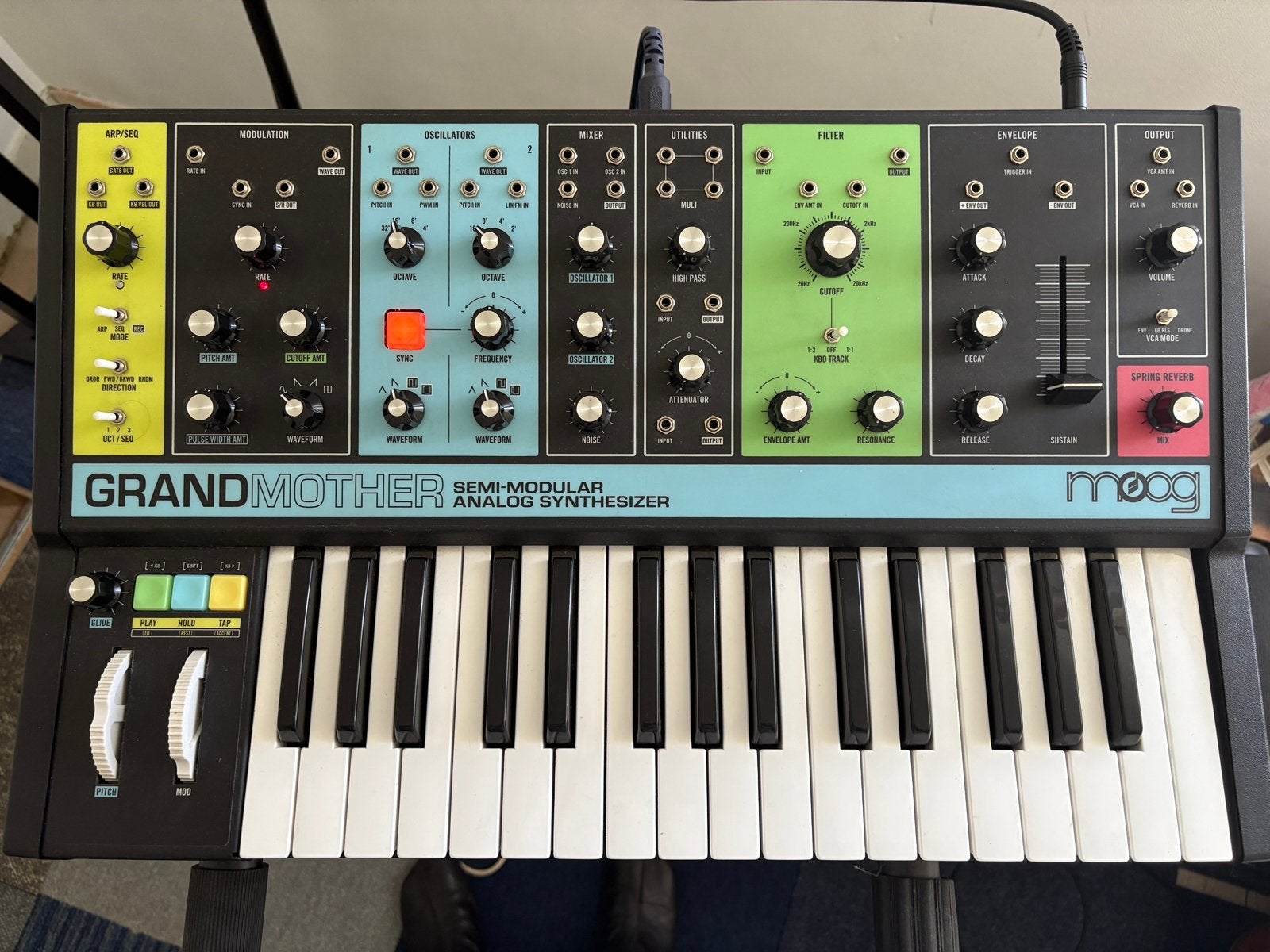Moog Grandmother met stofkap, Muziek en Instrumenten, Synthesizers, Overige aantallen, Zo goed als nieuw, Met midi-aansluiting