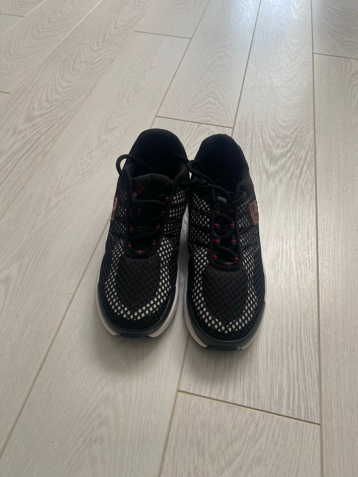 Columbia sneakers zwart met rood accent, Kleding | Dames, Ophalen of Verzenden, Zo goed als nieuw, Zwart, Sneakers of Gympen