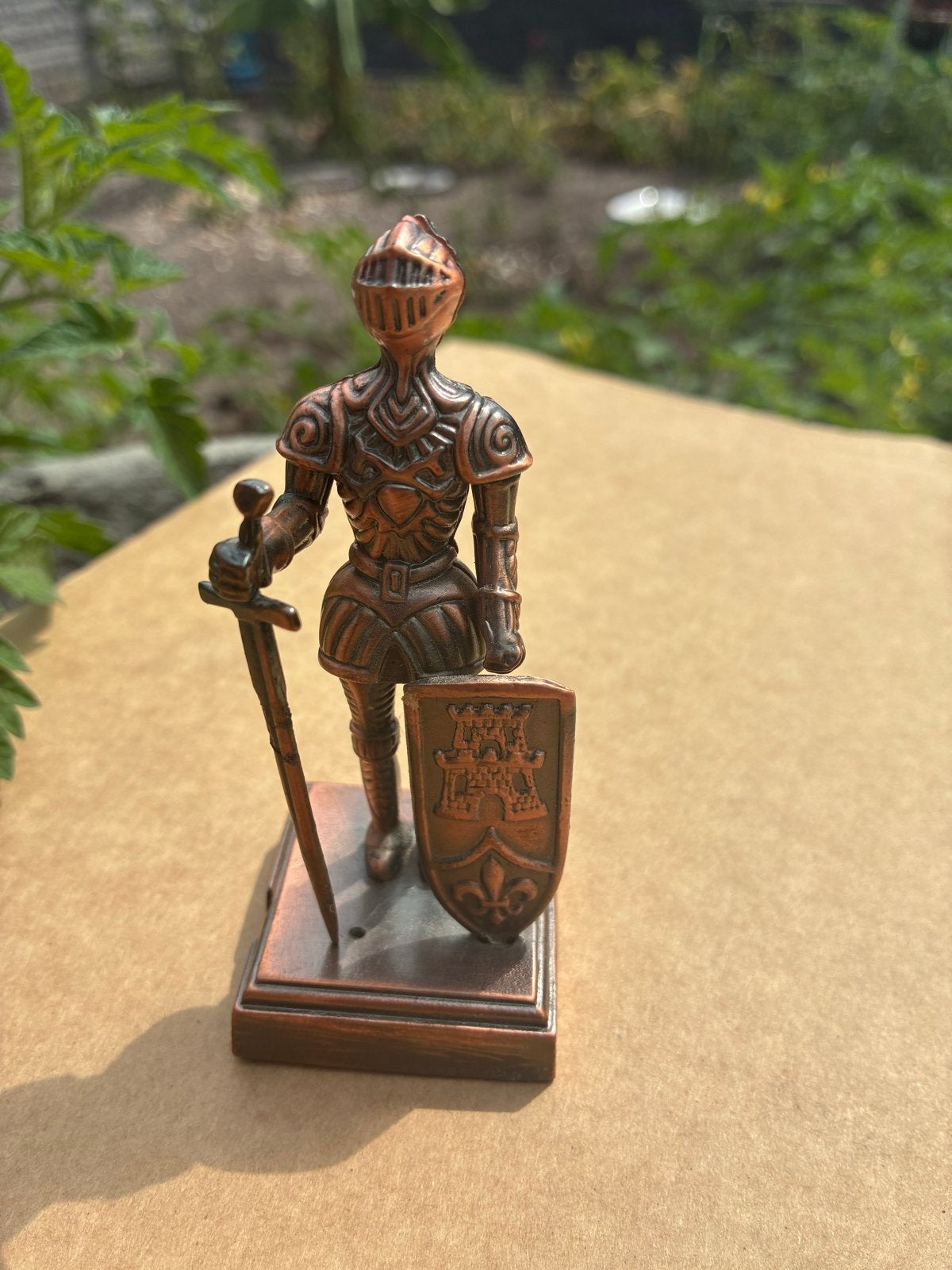 Decoratieve ridderfiguur met zwaard en schild, Verzamelen, Ophalen of Verzenden, Gebruikt, Fantasy