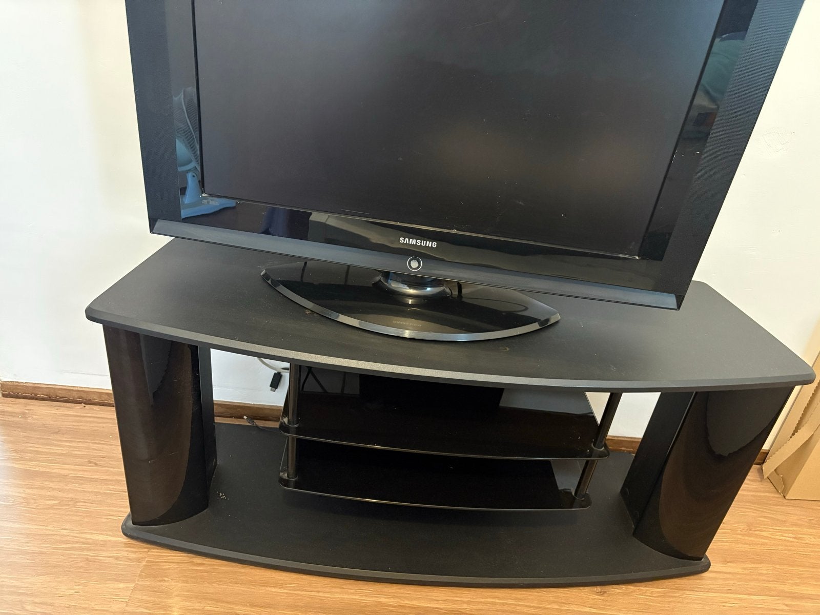 Samsung LCD TV - met een TV tafel, Gebruikt, 50 Hz, Samsung, HD Ready (720p)