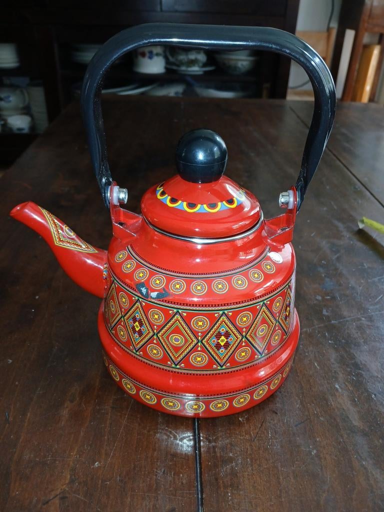 Vintage rode emaille theeketel met kleurrijk patroon, Antiek en Kunst, Antiek | Emaille, Ophalen of Verzenden