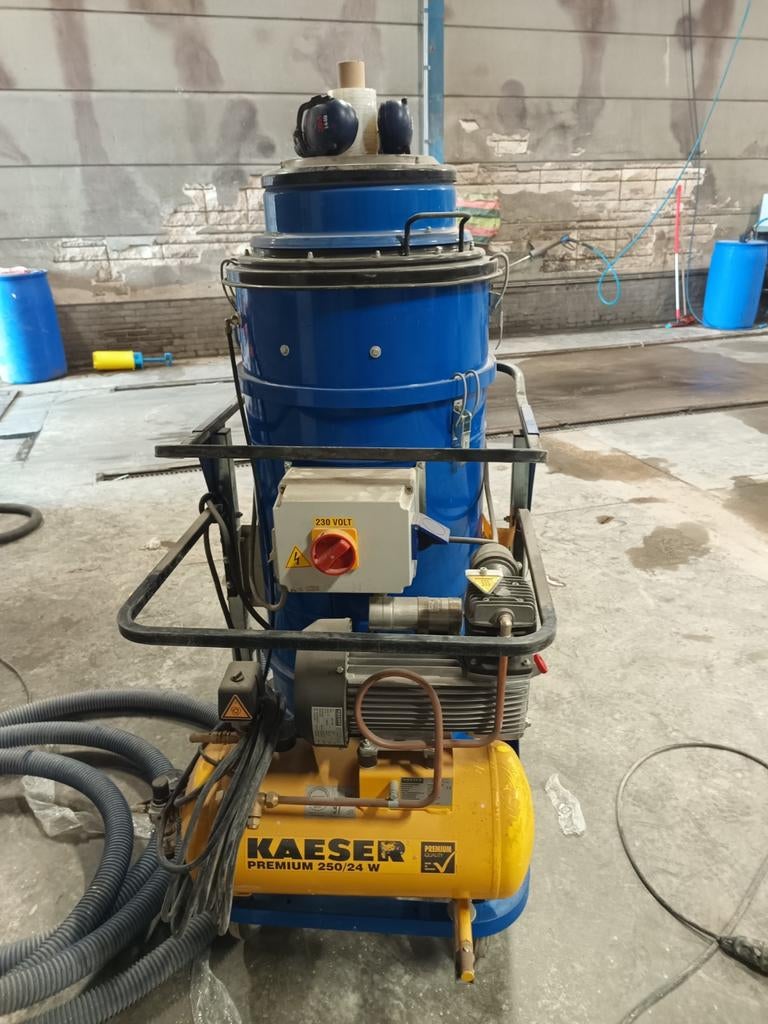Blastrac BDC-317P stofafzuiger met Kaeser compressor, Ophalen of Verzenden