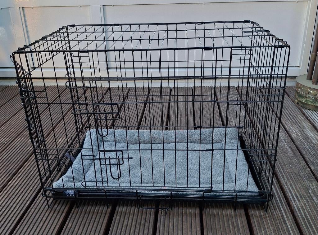 2 deurs bench voor puppies of een middelgrote hond, Ophalen, Zo goed als nieuw