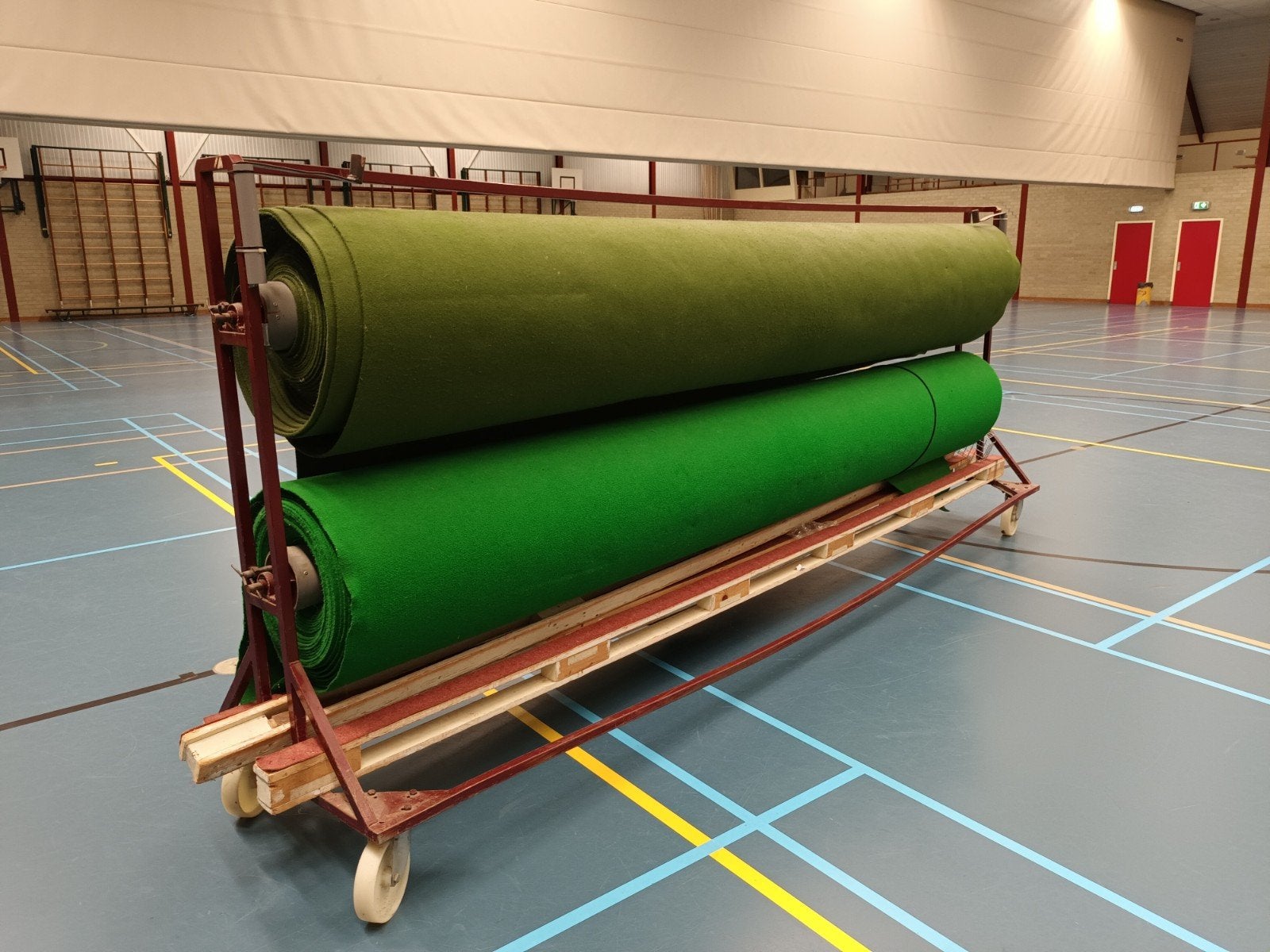 Mobiele sportvloer tbv bowls op rol met kar voor in sporthal, Ophalen, Gebruikt