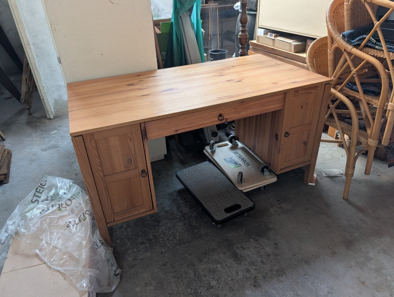 Massief houten bureau met opbergruimte, Huis en Inrichting, Bureaus, Ophalen, Opbergruimte, Gebruikt, Hout