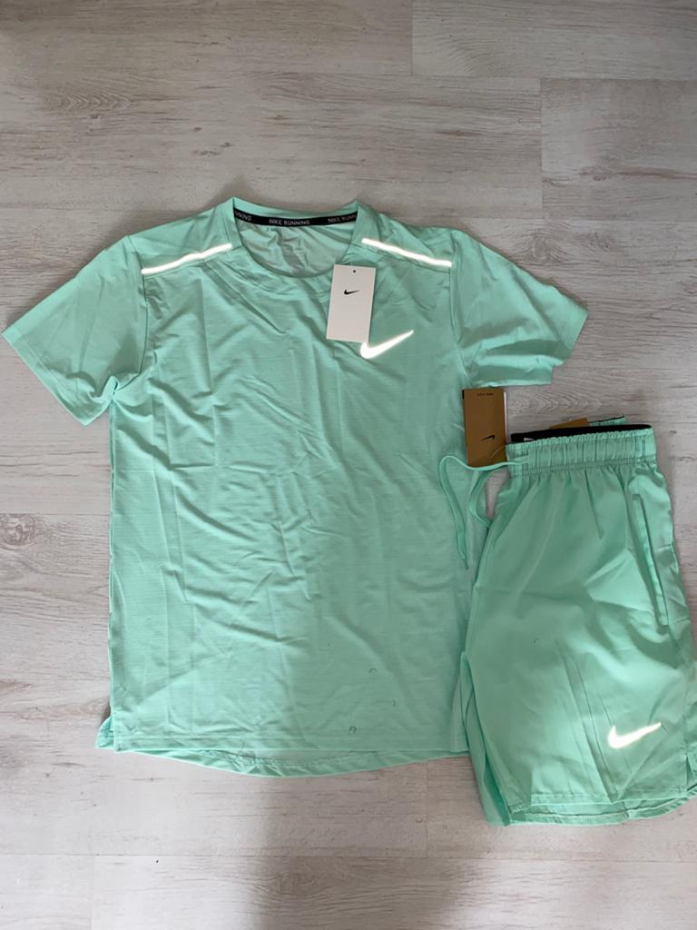 Zomersetjes beschikbaar van Nike en Under Armour, Maat 48/50 (M), Nieuw, Ophalen of Verzenden, Hardlopen of Fietsen