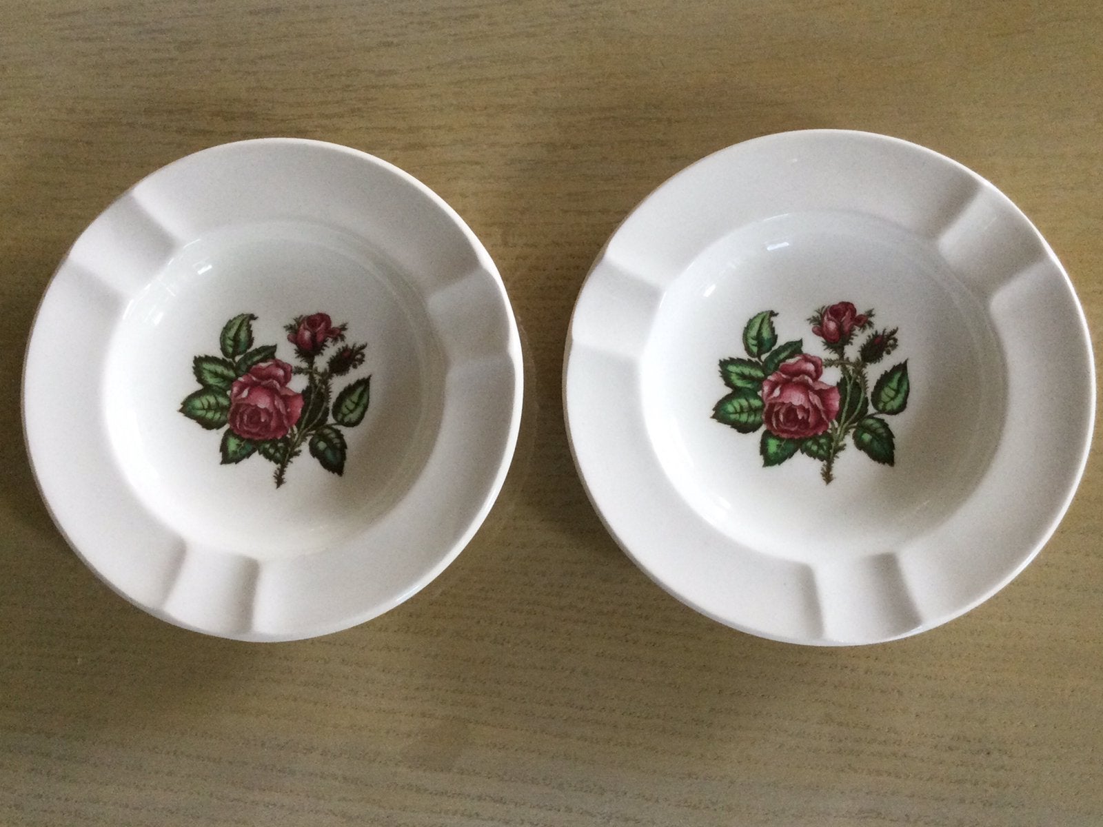 Wedgwood Moss rose 2 asbakjes/ theetip 10,5cm als nieuw, Ophalen of Verzenden