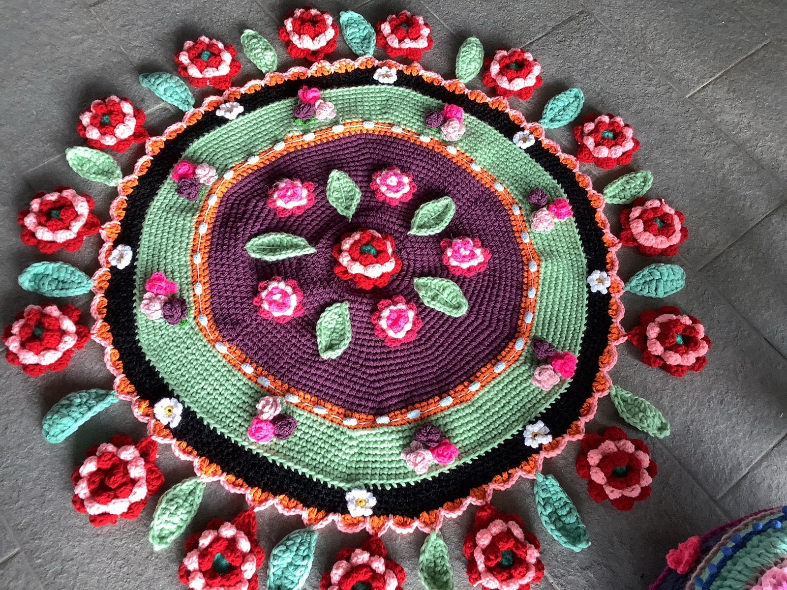 Gehaakt rond vloerkleed/tafelkleed met bloemen, 120 cm, 100 tot 150 cm, Rond, Nieuw, Ophalen of Verzenden