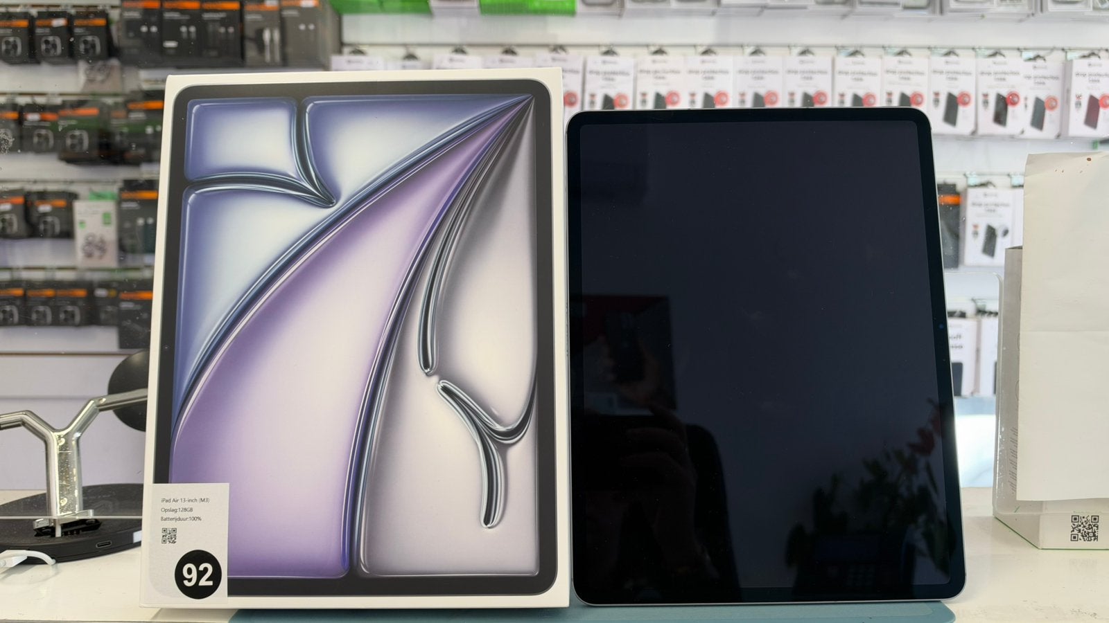 Foto 2 van iPad Air 13-inch (M3) 128GB (92) + iPad Smart Folio