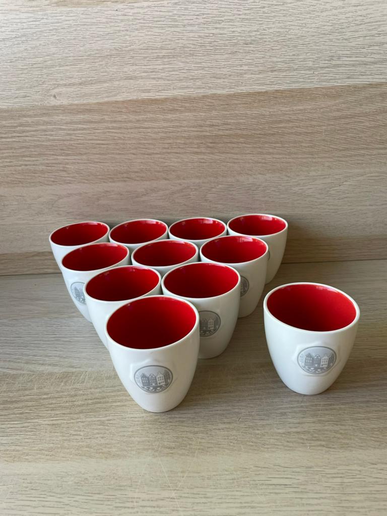 11 kopjes / mokjes postcodeloterij. Rood wit. Versturen kan, Ophalen, Zo goed als nieuw, Overige stijlen, Kop(pen) en/of Schotel(s)