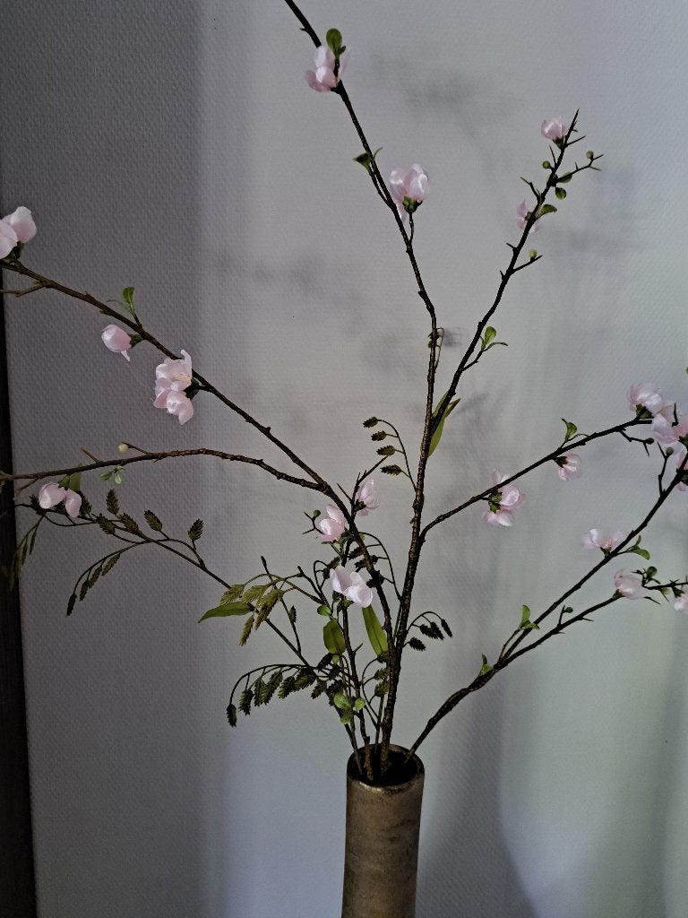 Twee takken kunstbloemen., Huis en Inrichting, Ophalen of Verzenden, Zo goed als nieuw, Kunststof, Kunsttak