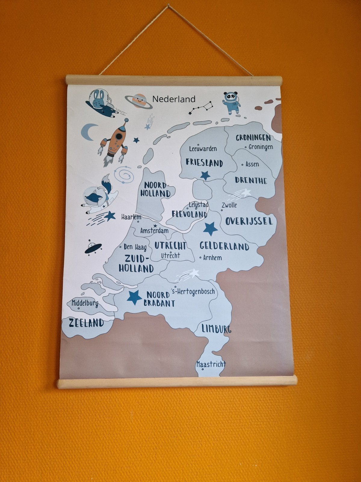 poster kaart van Nederland en de ruimte, Rechthoekig Staand, Ophalen of Verzenden, Zo goed als nieuw, Canvas of Doek