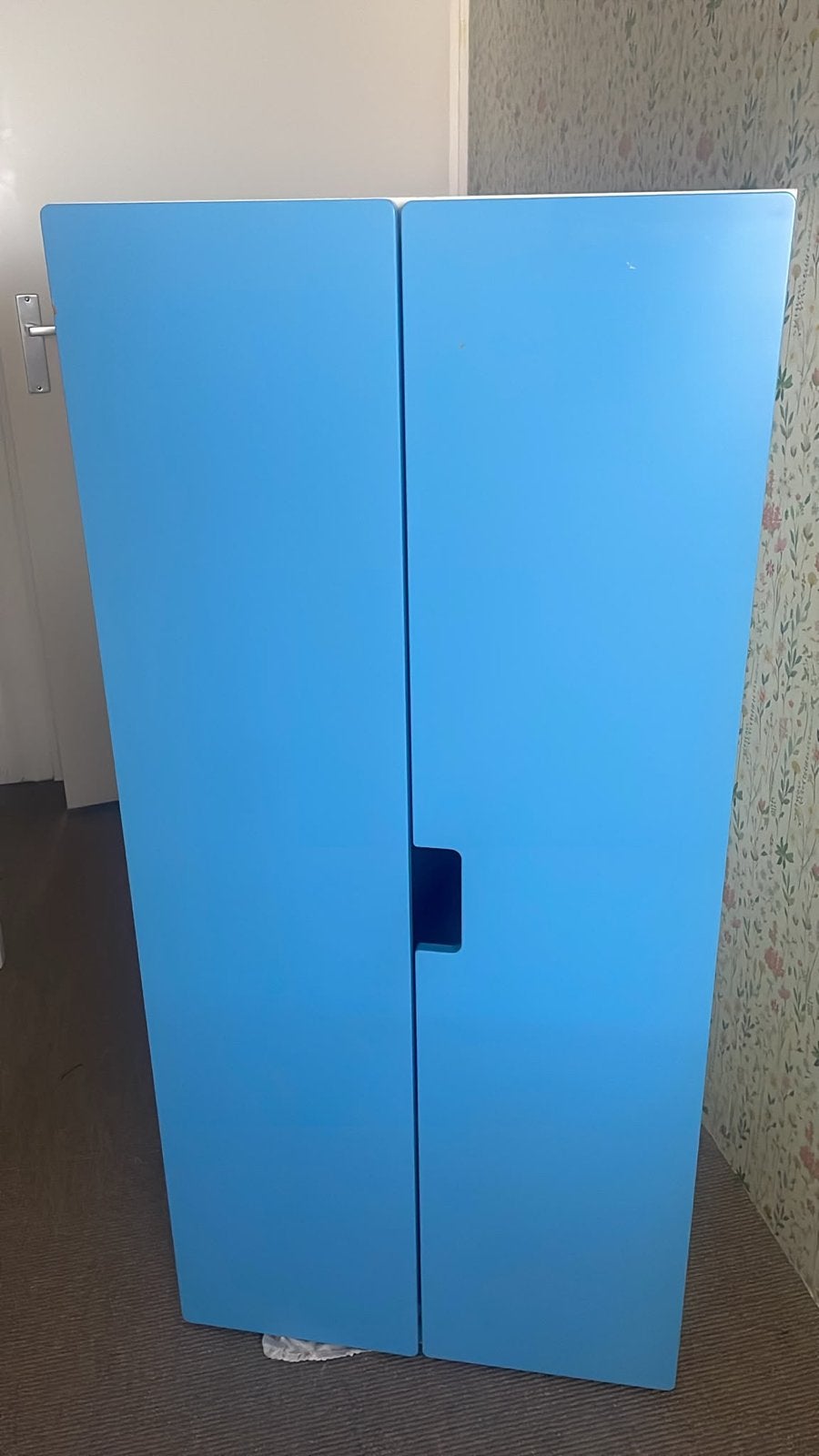 Blauwe kledingkast met hangruimte en opbergmand, Huis en Inrichting, Kasten | Kledingkasten, Ophalen, Gebruikt, 100 tot 150 cm