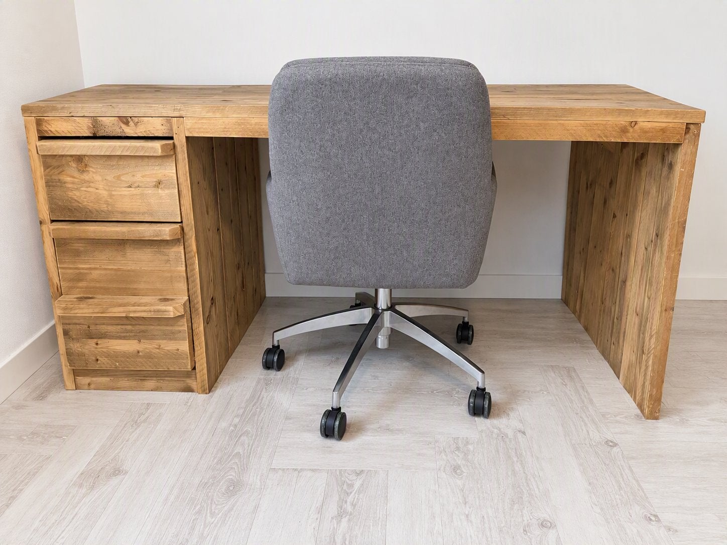 Robuust houten bureau met lades - perfect voor thuis