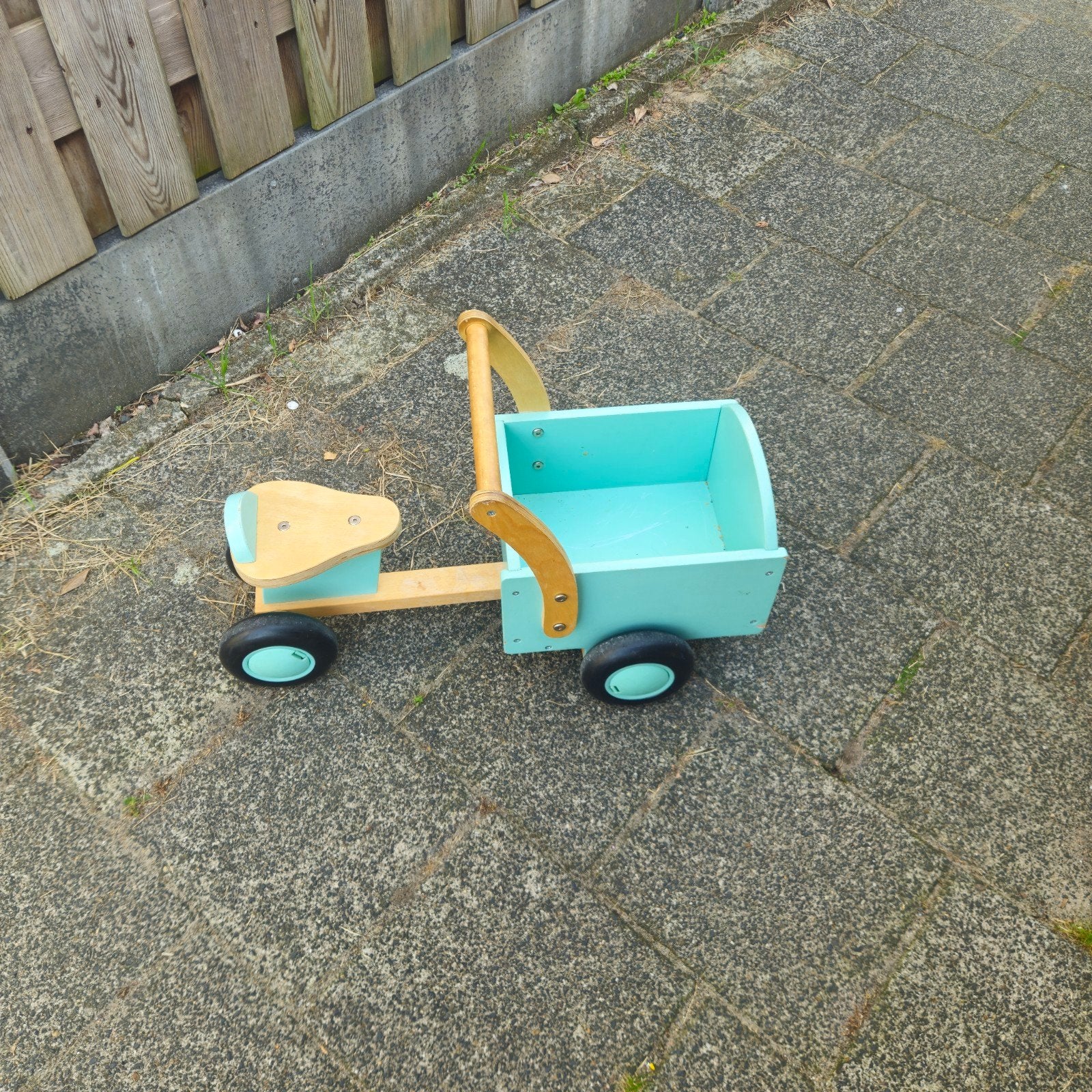 Houten loopfiets met bakje, Ophalen