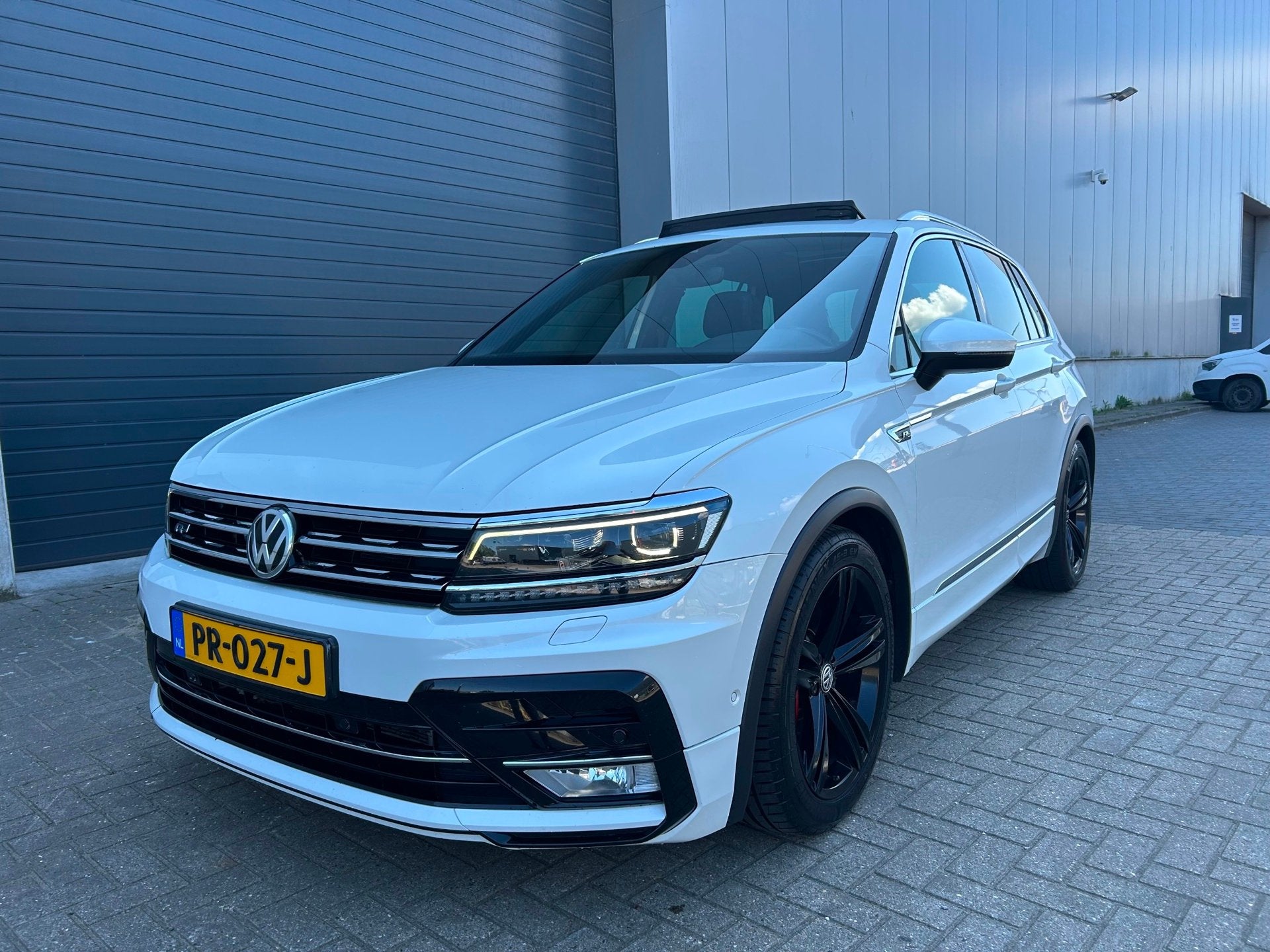 Volkswagen Tiguan 2.0 TDI 4Motion Highline R AUT PANO, Automaat, Gebruikt, 2500 kg, Wit