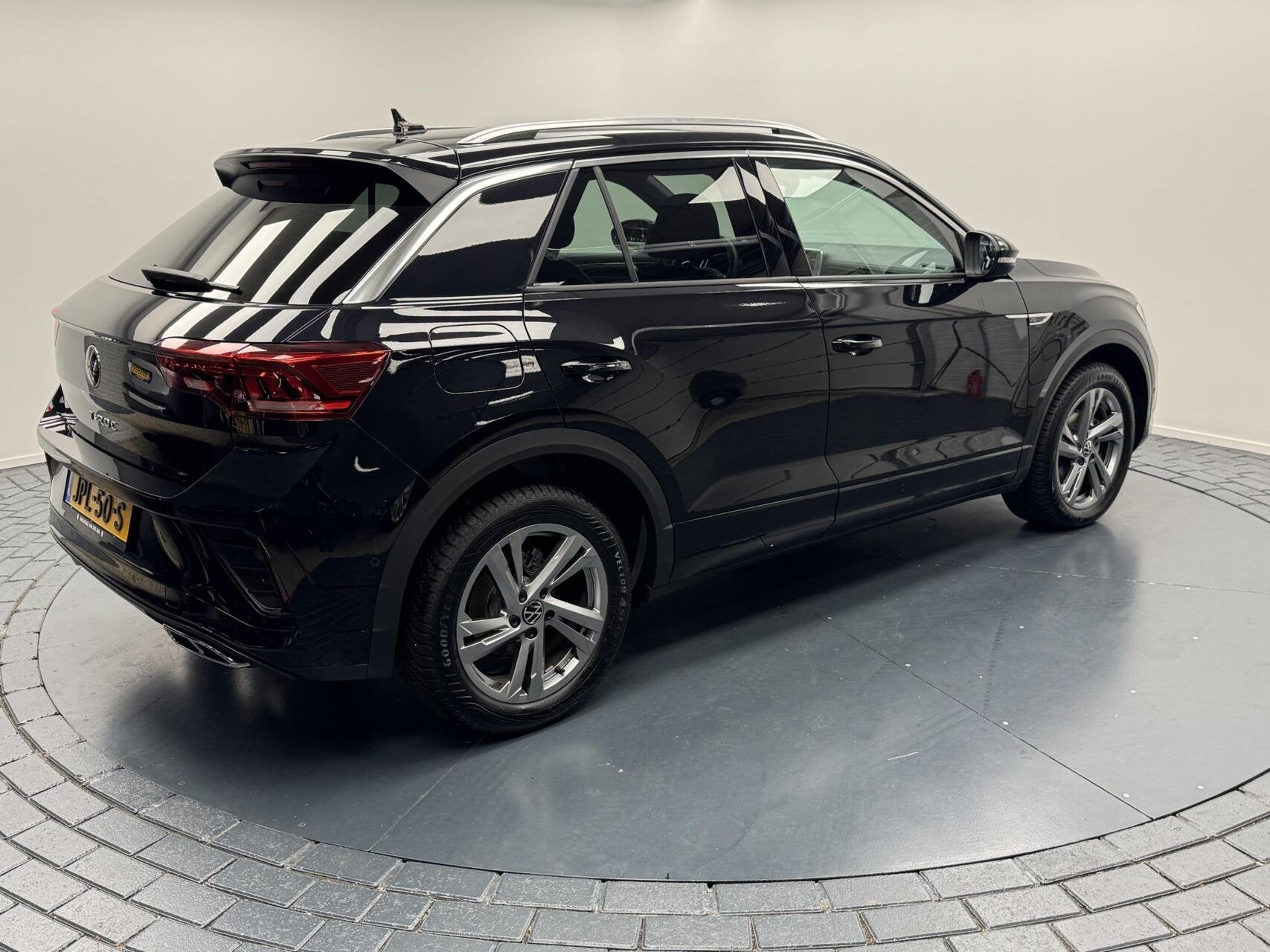 Volkswagen T-Roc 1.5 TSI DSG R-Line Afn.Trekhaak-Navigatie-A, 4 cilinders, Zwart, Bedrijf, SUV of Terreinwagen