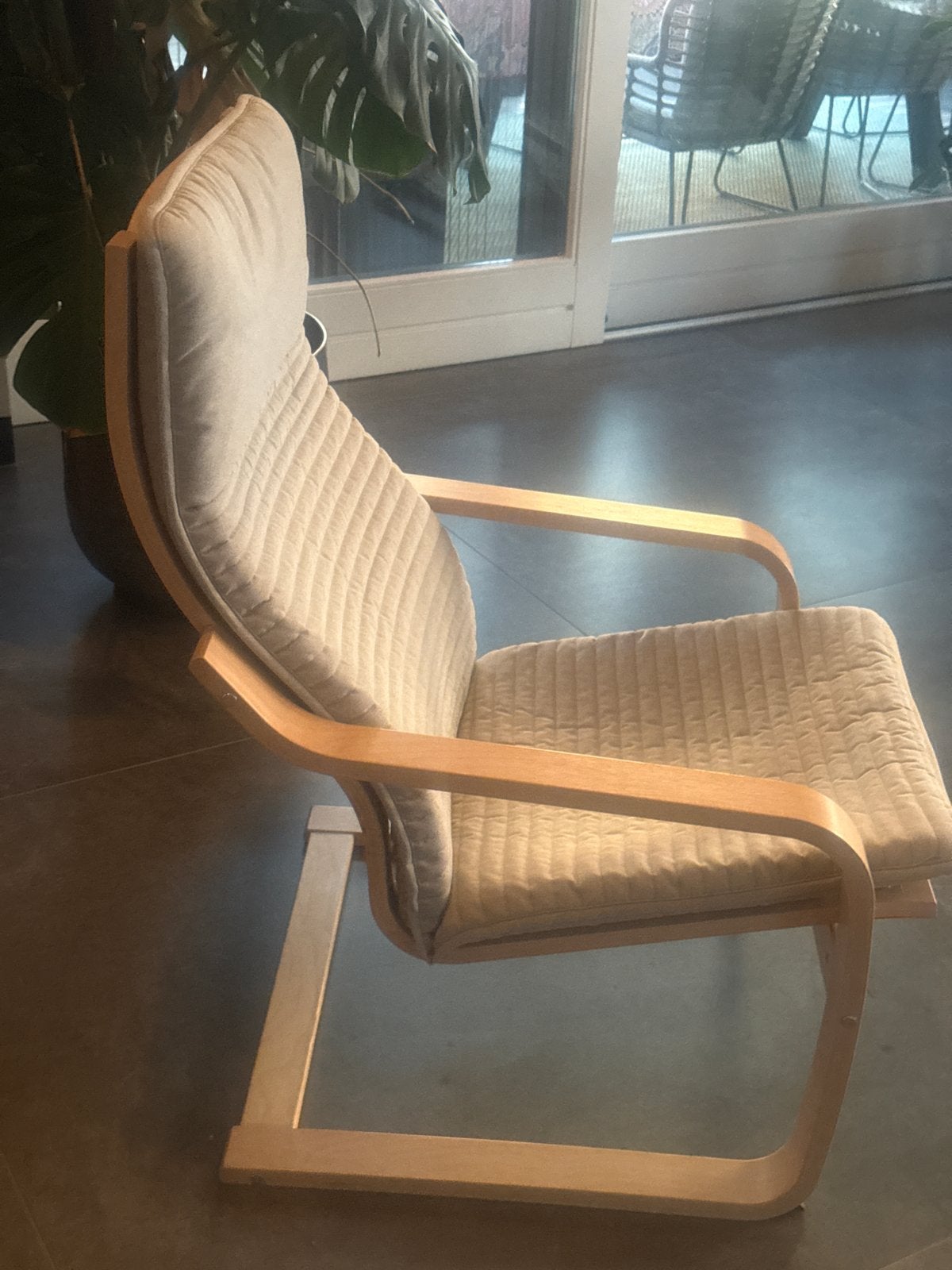 Comfortabele fauteuil met houten frame en stoffen bekleding, Huis en Inrichting, Stoelen, Ophalen, Gebruikt, Overige kleuren, Eén