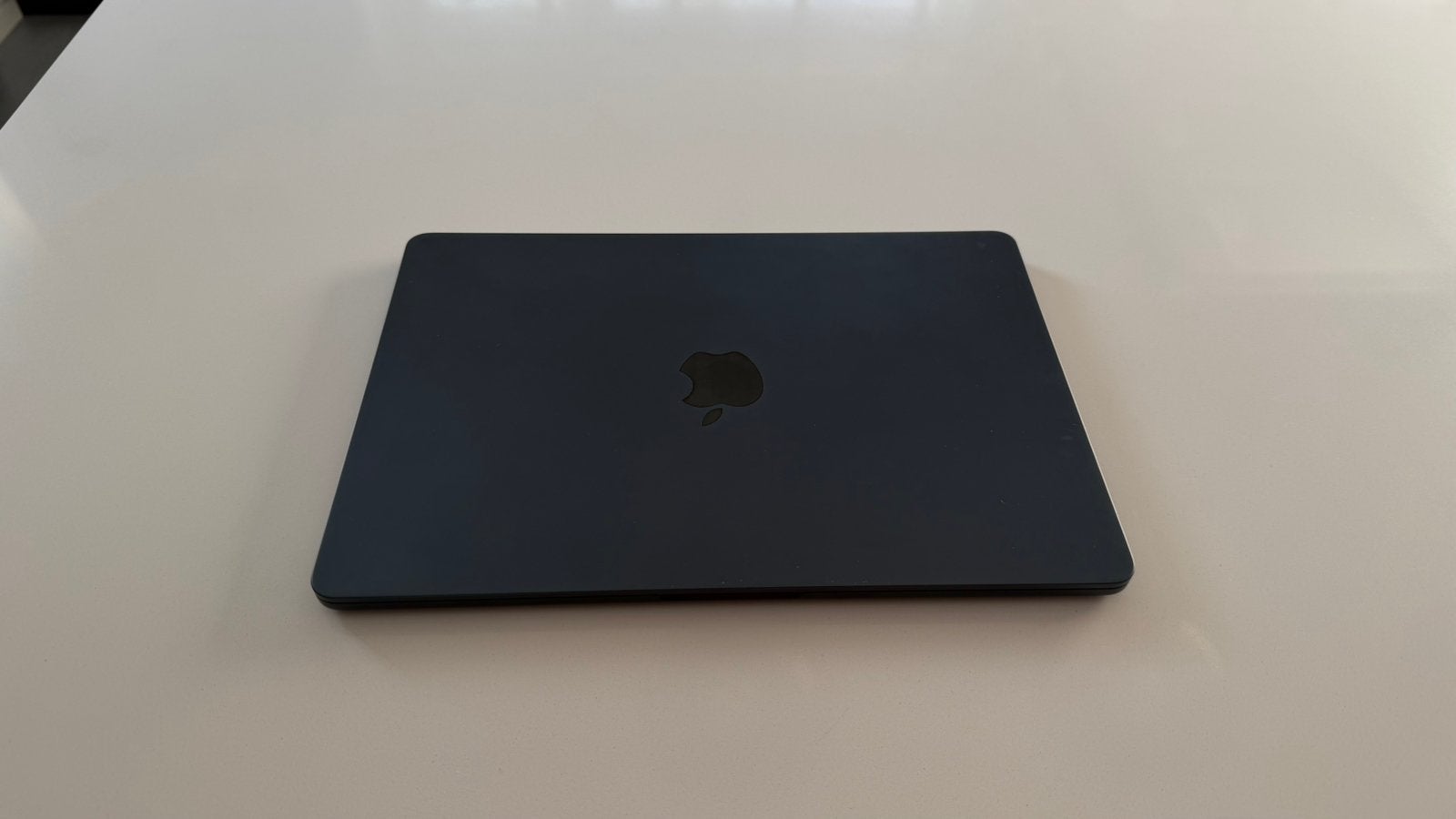 MacBook Air 13” M4 (2025) – 16GB RAM / 512GB SSD – Like New, Ophalen, Zo goed als nieuw, Bescherming voor- en achterkant
