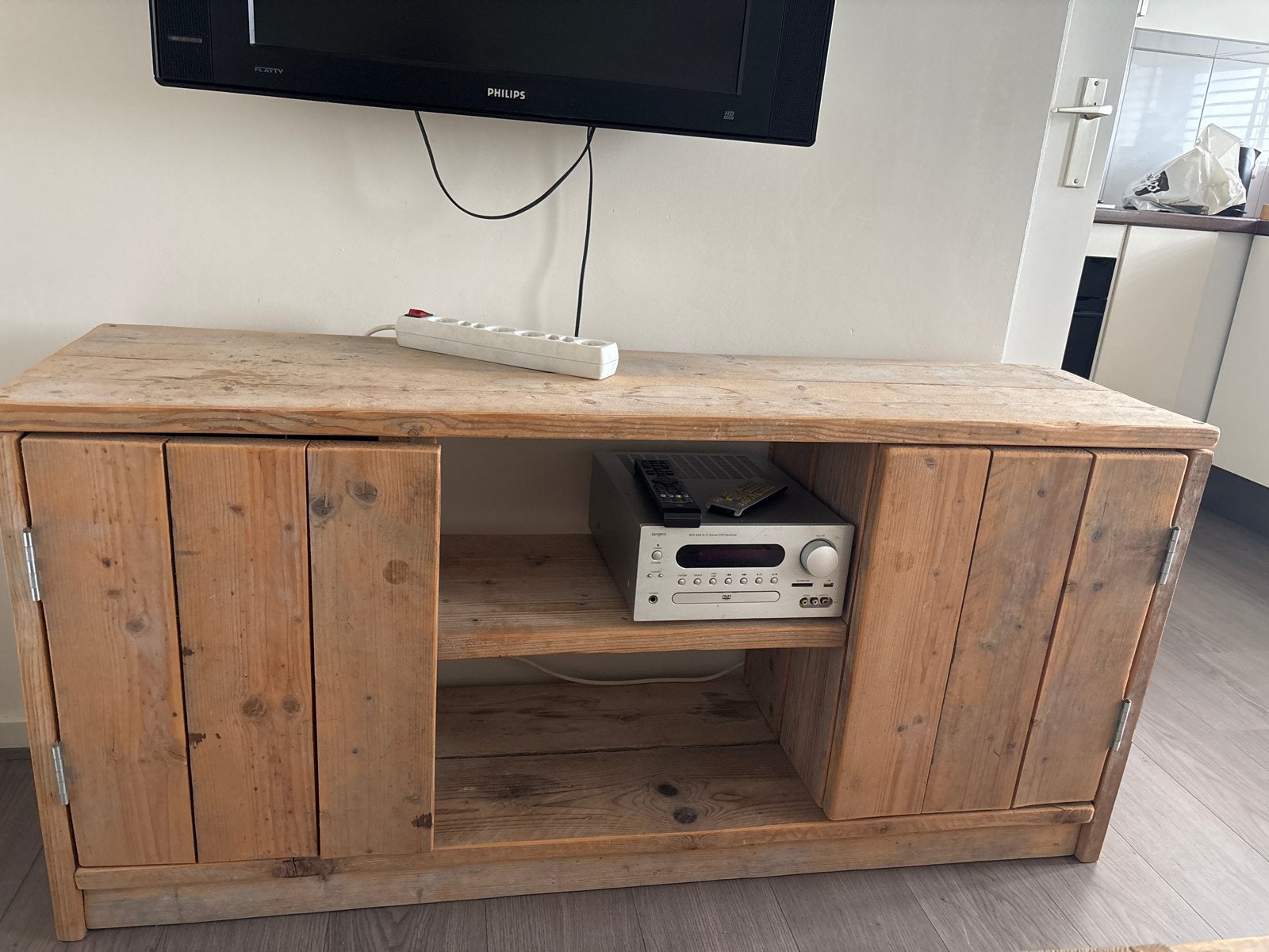 Robuust houten tv-meubel van steigerhout, Huis en Inrichting, Kasten | Televisiemeubels, Ophalen, Gebruikt, 100 tot 150 cm, 25 tot 50 cm