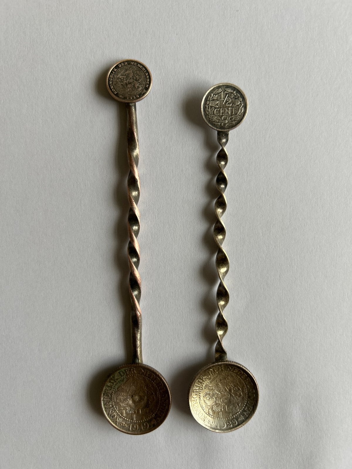 Set van 2 antieke lepeltjes met 1/2 en 2 1/2 cent munten, Ophalen of Verzenden