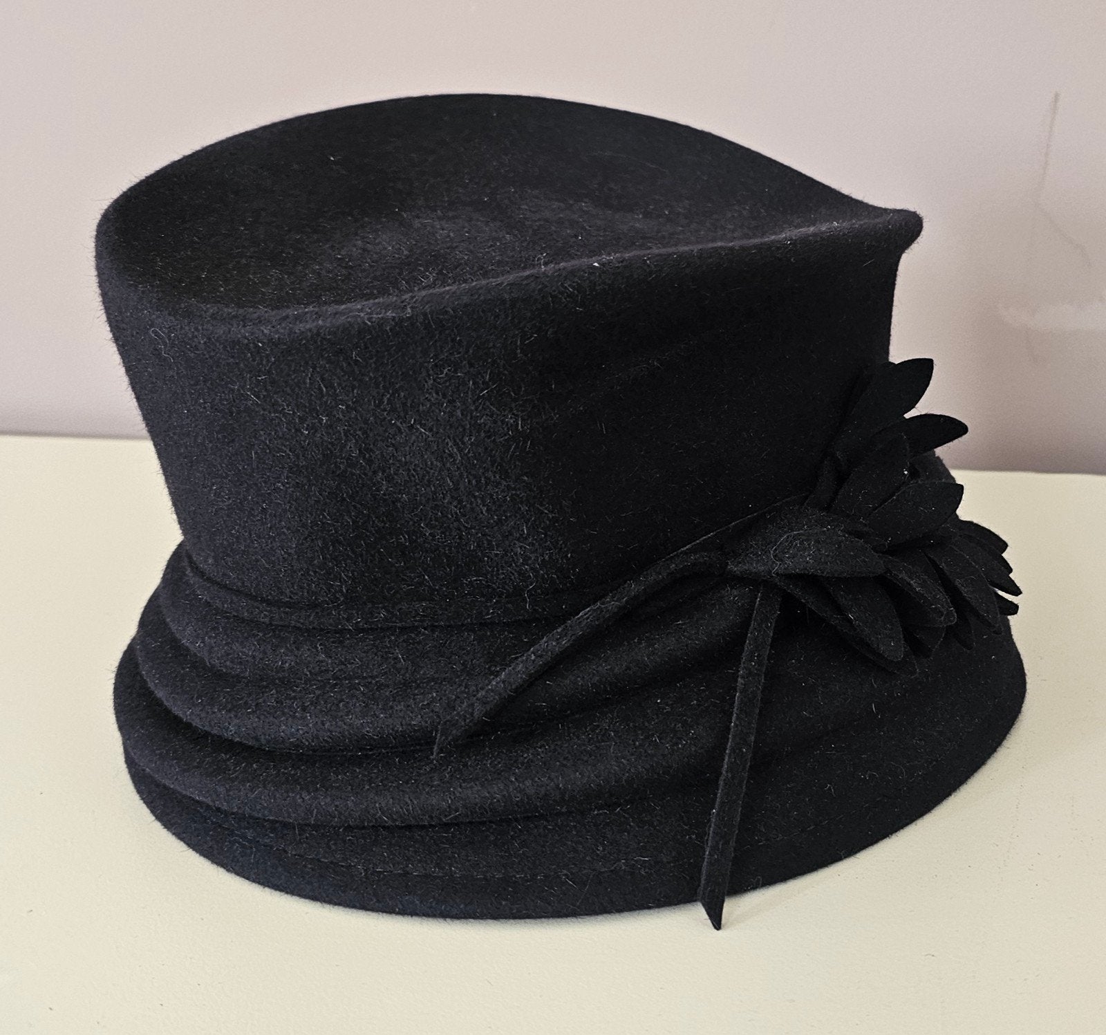 Elegante donkerblauwe vilten hoed met bloemdetail, Onbekend, Ophalen, Zo goed als nieuw, Hoed