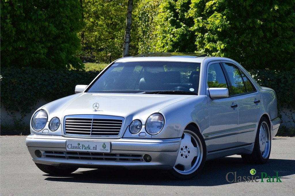Mercedes-Benz E50 AMG (bj 1996, automaat), Automaat, Achterwielaandrijving, Zwart, 347 pk