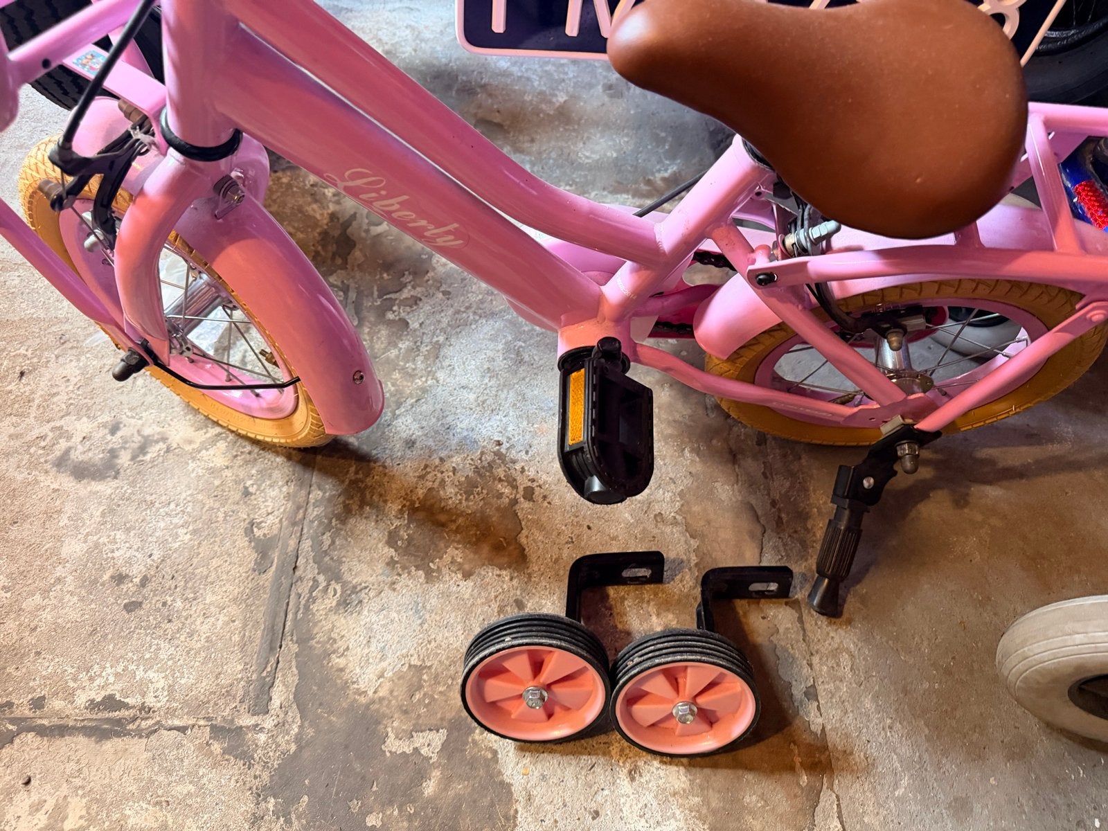 Roze kinderfiets Liberty met zijwieltjes - 16 inch, Fietsen en Brommers, Zijwieltjes, Velgrem, Ophalen of Verzenden, 16 tot 20 inch